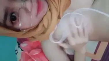 Gadis Hijab Berkacamata Montok – Bokep Indo Panas poster