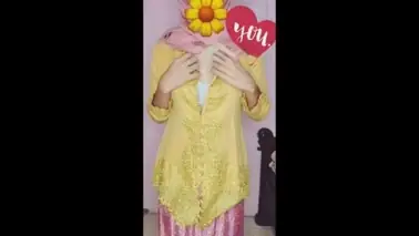 Gadis Kebaya Pink Pamer Bodi Saat Siaran Berani poster
